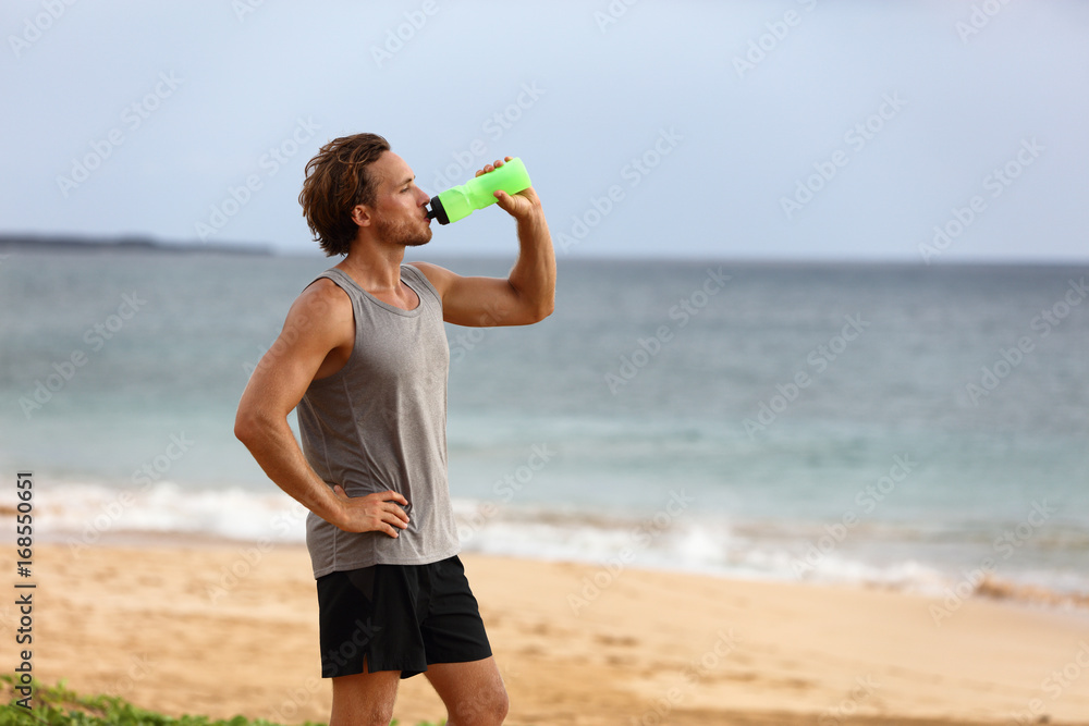 نوشیدن آب در هنگام پیاده روی